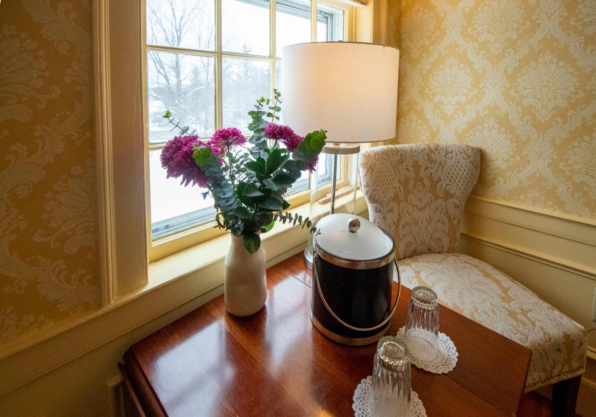 Swift House Inn Мидлбери Экстерьер фото