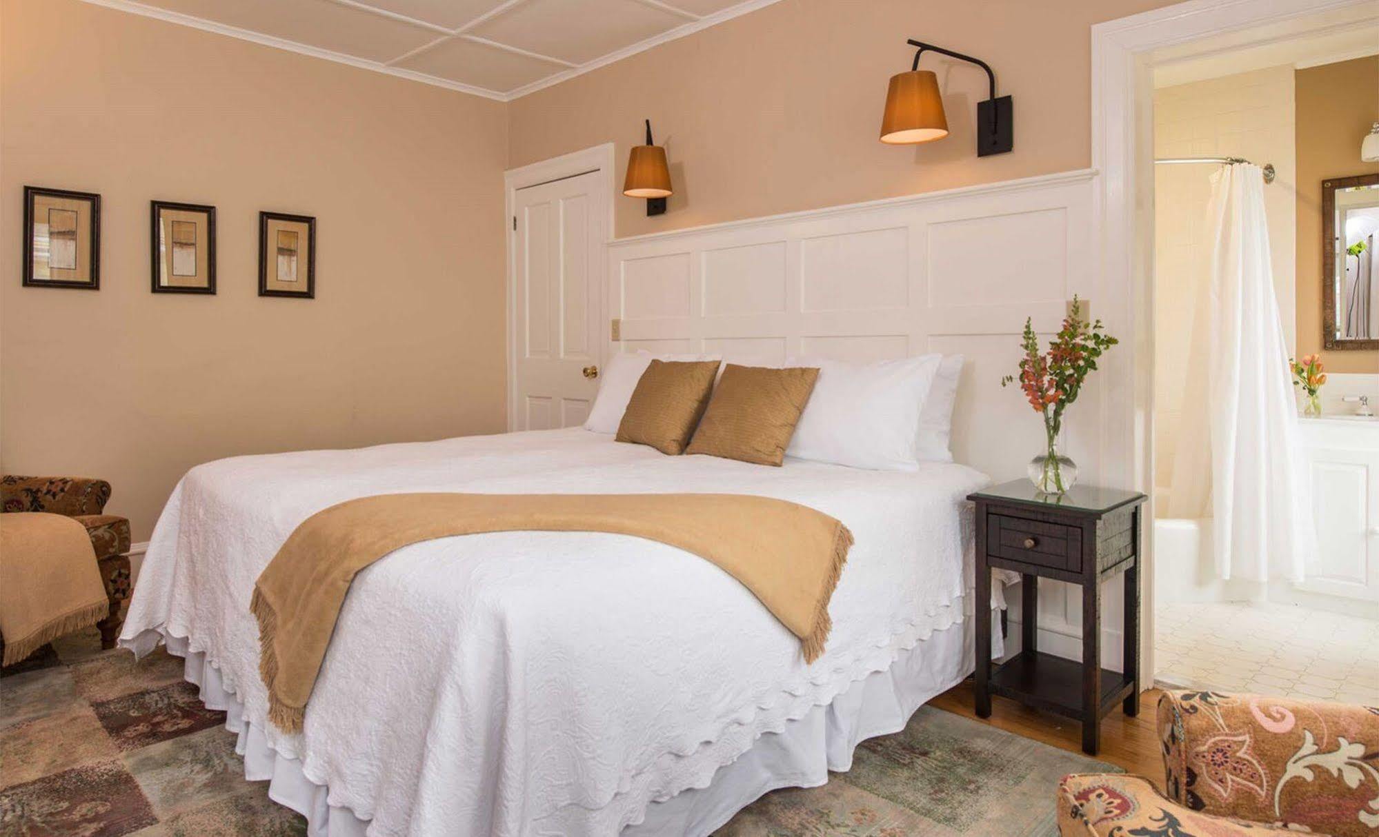 Swift House Inn Мидлбери Экстерьер фото